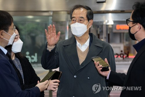 한덕수 국무총리 후보자가 8일 오전 서울 종로구 한국생산성본부 건물에 마련된 국회 인사청문회 준비단 사무실에 출근하며 취재진의 질문에 답하고 있다. <연합뉴스>
